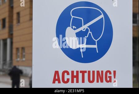 Greifswald, Deutschland. Januar 2021. Auf dem Gelände des Universitätsklinikums der Universität Greifswald steht ein Schild, das darauf hinweist, dass Masken obligatorisch sind. Quelle: Stefan Sauer/dpa/Alamy Live News Stockfoto