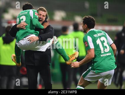 Bremen, Deutschland. Januar 2021. Fußball: Bundesliga, Werder Bremen - FC Augsburg, Matchday 16. Bremens Torschütze beim 1:0 Theodor Gebre Selassie feiert mit Milos Veljkovic (r) und Trainer Florian Kohfeld. Kredit: Carmen Jaspersen/dpa - WICHTIGER HINWEIS: Gemäß den Bestimmungen der DFL Deutsche Fußball Liga und/oder des DFB Deutscher Fußball-Bund ist es untersagt, im Stadion und/oder des Spiels aufgenommene Fotos in Form von Sequenzbildern und/oder videoähnlichen Fotoserien zu verwenden oder zu verwenden./dpa/Alamy Live News Stockfoto