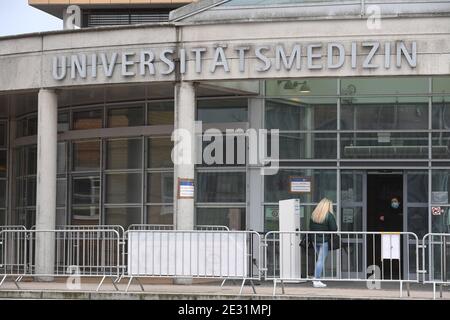 Greifswald, Deutschland. Januar 2021. Blick auf das Hauptgebäude der Universitätsmedizin Greifswald. Die Universitätsmedizin Greifswald nutzt einen privaten Sicherheitsdienst zur Zugangskontrolle. Quelle: Stefan Sauer/dpa/Alamy Live News Stockfoto