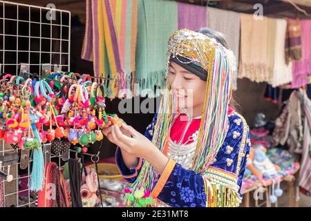 Hügelstämme Frauen verkaufen Waren an Touristen. Stockfoto