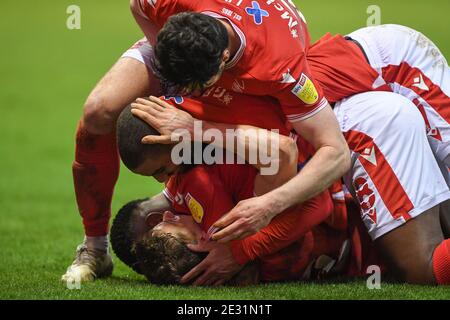 NOTTINGHAM, ENGLAND. 16. JANUAR Scott McKenna (26) von Nottingham Forest und Lewis Grabban (7) von Nottingham Forest stapeln sich auf Ryan Yates (22) von Nottingham Forest, der nach einem Tor feiert, um es 3-0 während des Sky Bet Championship-Spiels zwischen Nottingham Forest und Millwall am City Ground zu erreichen, Nottingham am Samstag, 16. Januar 2021. (Kredit: Jon Hobley - MI News) Kredit: MI Nachrichten & Sport /Alamy Live Nachrichten Stockfoto