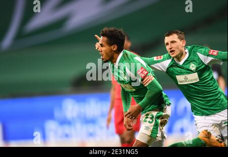 Bremen, Deutschland. Januar 2021. Fußball: Bundesliga, Werder Bremen - FC Augsburg, Matchday 16. Bremens Torschütze für 1:0 Theodor Gebre Selassie feiert mit Maximilian Eggestein (r). Kredit: Carmen Jaspersen/dpa - WICHTIGER HINWEIS: Gemäß den Bestimmungen der DFL Deutsche Fußball Liga und/oder des DFB Deutscher Fußball-Bund ist es untersagt, im Stadion und/oder des Spiels aufgenommene Fotos in Form von Sequenzbildern und/oder videoähnlichen Fotoserien zu verwenden oder zu verwenden./dpa/Alamy Live News Stockfoto