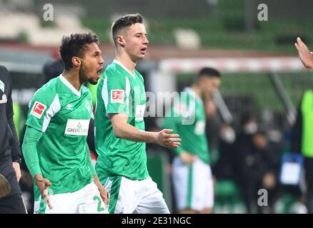 Bremen, Deutschland. Januar 2021. Fußball: Bundesliga, Werder Bremen - FC Augsburg, Matchday 16. Bremens Torschütze für 1:0 Theodor Gebre Selassie feiert mit Marco Friedl (r). Kredit: Carmen Jaspersen/dpa - WICHTIGER HINWEIS: Gemäß den Bestimmungen der DFL Deutsche Fußball Liga und/oder des DFB Deutscher Fußball-Bund ist es untersagt, im Stadion und/oder des Spiels aufgenommene Fotos in Form von Sequenzbildern und/oder videoähnlichen Fotoserien zu verwenden oder zu verwenden./dpa/Alamy Live News Stockfoto