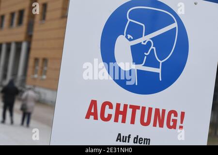 Greifswald, Deutschland. Januar 2021. Auf dem Gelände des Universitätsklinikums der Universität Greifswald steht ein Schild, das darauf hinweist, dass Masken obligatorisch sind. Quelle: Stefan Sauer/dpa/Alamy Live News Stockfoto