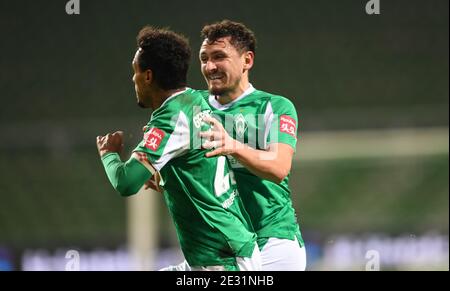 Bremen, Deutschland. Januar 2021. Fußball: Bundesliga, Werder Bremen - FC Augsburg, Matchday 16. Bremens Torschütze für 1:0 Theodor Gebre Selassie feiert mit Milos Veljkovic (r). Kredit: Carmen Jaspersen/dpa - WICHTIGER HINWEIS: Gemäß den Bestimmungen der DFL Deutsche Fußball Liga und/oder des DFB Deutscher Fußball-Bund ist es untersagt, im Stadion und/oder des Spiels aufgenommene Fotos in Form von Sequenzbildern und/oder videoähnlichen Fotoserien zu verwenden oder zu verwenden./dpa/Alamy Live News Stockfoto