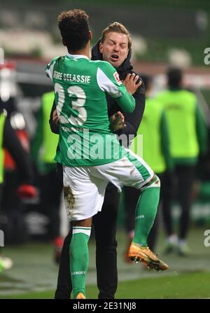 Bremen, Deutschland. Januar 2021. Fußball: Bundesliga, Werder Bremen - FC Augsburg, Matchday 16. Bremens Torschütze beim 1:0 Theodor Gebre Selassie feiert mit Trainer Florian Kohfeld. Kredit: Carmen Jaspersen/dpa - WICHTIGER HINWEIS: Gemäß den Bestimmungen der DFL Deutsche Fußball Liga und/oder des DFB Deutscher Fußball-Bund ist es untersagt, im Stadion und/oder des Spiels aufgenommene Fotos in Form von Sequenzbildern und/oder videoähnlichen Fotoserien zu verwenden oder zu verwenden./dpa/Alamy Live News Stockfoto