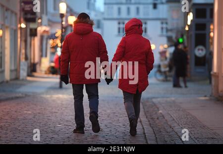 Greifswald, Deutschland. Januar 2021. Es gibt viele Passanten auf der Einkaufsstraße und Fußgängerzone. Es besteht keine Verpflichtung, eine Maske zu tragen. Quelle: Stefan Sauer/dpa/Alamy Live News Stockfoto