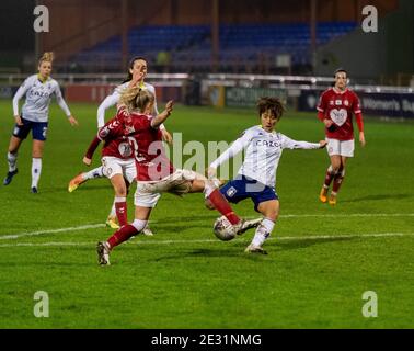 Bath, Großbritannien. Januar 2021. Faye Bryson fordert Mana Iwabuchi in der Bristol City Box heraus Quelle: SPP Sport Press Foto. /Alamy Live Nachrichten Stockfoto