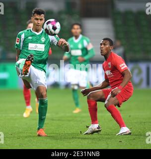 Bremen, Deutschland. Januar 2021. Fußball: Bundesliga, Werder Bremen - FC Augsburg, Matchday 16. Bremens Davie Selke (l.) versucht sich gegen Augsburgs Felix Uduokhai durchzusetzen. Kredit: Carmen Jaspersen/dpa - WICHTIGER HINWEIS: Gemäß den Bestimmungen der DFL Deutsche Fußball Liga und/oder des DFB Deutscher Fußball-Bund ist es untersagt, im Stadion und/oder des Spiels aufgenommene Fotos in Form von Sequenzbildern und/oder videoähnlichen Fotoserien zu verwenden oder zu verwenden./dpa/Alamy Live News Stockfoto