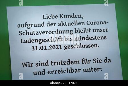 Greifswald, Deutschland. Januar 2021. In der Einkaufsstraße hängt ein Schild mit der Aufschrift "Corona Protection Ordinance" am Schaufenster eines Ladens. Quelle: Stefan Sauer/dpa/Alamy Live News Stockfoto