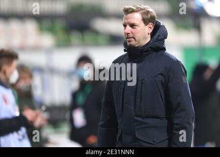 Bremen, Deutschland. Januar 2021. Fußball: Bundesliga, Werder Bremen - FC Augsburg, Matchday 16. Bremer Trainer Florian Kohfeldt geht nach dem Sieg über das Spielfeld. Kredit: Carmen Jaspersen/dpa - WICHTIGER HINWEIS: Gemäß den Bestimmungen der DFL Deutsche Fußball Liga und/oder des DFB Deutscher Fußball-Bund ist es untersagt, im Stadion und/oder des Spiels aufgenommene Fotos in Form von Sequenzbildern und/oder videoähnlichen Fotoserien zu verwenden oder zu verwenden./dpa/Alamy Live News Stockfoto