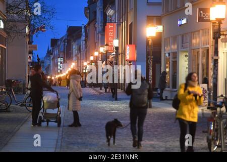 Greifswald, Deutschland. Januar 2021. Es gibt zahlreiche Passanten auf der Einkaufsstraße und Fußgängerzone; Masken sind nicht obligatorisch. Quelle: Stefan Sauer/dpa/Alamy Live News Stockfoto