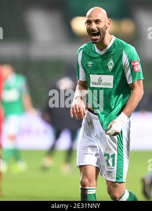 Bremen, Deutschland. Januar 2021. Fußball: Bundesliga, Werder Bremen - FC Augsburg, Matchday 16. Bremens Ömer Toprak lacht nach dem Spiel. Kredit: Carmen Jaspersen/dpa - WICHTIGER HINWEIS: Gemäß den Bestimmungen der DFL Deutsche Fußball Liga und/oder des DFB Deutscher Fußball-Bund ist es untersagt, im Stadion und/oder des Spiels aufgenommene Fotos in Form von Sequenzbildern und/oder videoähnlichen Fotoserien zu verwenden oder zu verwenden./dpa/Alamy Live News Stockfoto