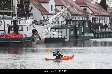 Greifswald, Deutschland. Januar 2021. Blick auf Schiffe im eisfreien Hafen im Fischerdorf Wieck bei Greifswald. Quelle: Stefan Sauer/dpa/Alamy Live News Stockfoto