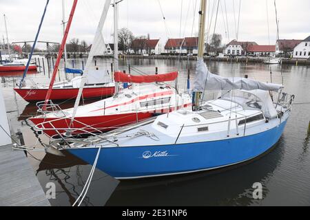 Greifswald, Deutschland. Januar 2021. Blick auf Schiffe im eisfreien Hafen im Fischerdorf Wieck bei Greifswald. Quelle: Stefan Sauer/dpa/Alamy Live News Stockfoto