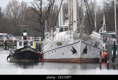 Greifswald, Deutschland. Januar 2021. Blick auf Schiffe im eisfreien Hafen im Fischerdorf Wieck bei Greifswald. Quelle: Stefan Sauer/dpa/Alamy Live News Stockfoto