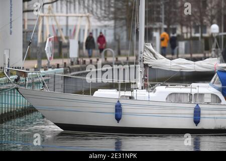 Greifswald, Deutschland. Januar 2021. Blick auf Schiffe im eisfreien Hafen im Fischerdorf Wieck bei Greifswald. Quelle: Stefan Sauer/dpa/Alamy Live News Stockfoto