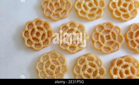 Draufsicht auf hübsch arrangierte Wabenplätzchen, genannt Kuih loyang in Malaysia, ein beliebter frittierter Snack während Festivals. Stockfoto