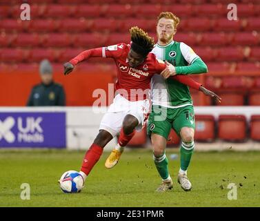 Alex Mighten von Nottingham Forest (links) und Ryan Woods von Millwall kämpfen während des Sky Bet Championship-Spiels am City Ground in Nottingham um den Ball. Stockfoto