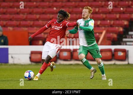 Alex Mighten von Nottingham Forest (links) und Ryan Woods von Millwall kämpfen während des Sky Bet Championship-Spiels am City Ground in Nottingham um den Ball. Stockfoto