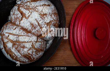 Hausgemachtes Vollkornbrot in einem holländischen Ofen, Gusseisenpfanne. Stockfoto