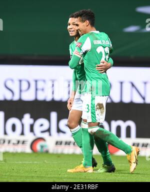 Bremen, Deutschland. Januar 2021. Fußball: Bundesliga, Werder Bremen - FC Augsburg, Matchday 16. Bremens Theodor Gebre Selassie (r), Torschütze des 1:0, feiert mit dem Torschütze des 2:0 Felix Abu. Kredit: Carmen Jaspersen/dpa - WICHTIGER HINWEIS: Gemäß den Bestimmungen der DFL Deutsche Fußball Liga und/oder des DFB Deutscher Fußball-Bund ist es untersagt, im Stadion und/oder des Spiels aufgenommene Fotos in Form von Sequenzbildern und/oder videoähnlichen Fotoserien zu verwenden oder zu verwenden./dpa/Alamy Live News Stockfoto