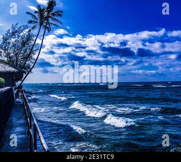 Waikiki Beach, Oahu, Hawaii, USA - 20. August 2015: Ein kleiner Gehweg hinter Wohnhäusern in Waikiki ist ein lustiger Ort, um die Wellen zu beobachten Stockfoto