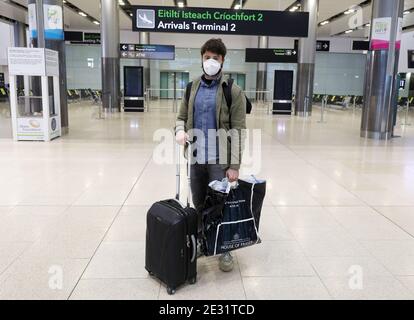 Jacob Weger, der von London aus in einer fast leeren Ankunftshalle im Terminal 2 des Flughafens Dublin flog, als verstärkte Reisebeschränkungen in Kraft traten, die Passagiere, die im Hafen von IrelandÕs und in den Flughäfen eintrafen, zum Nachweis eines negativen Covid-19-Tests auferforderten. Stockfoto