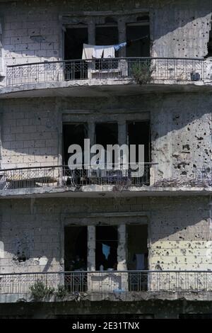 18. September 1993 nach 15 Jahren Bürgerkrieg geht das Leben in einem Gebäude in der Nähe der Grünen Linie in Beirut weiter. Stockfoto