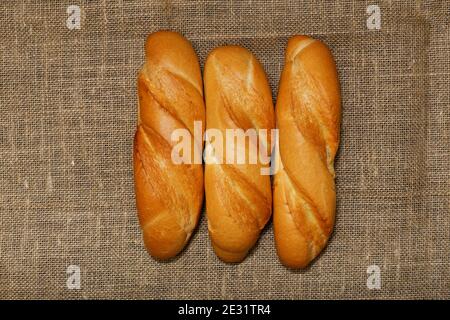 Drei kleine frische Laib Brot auf dem Absacken Stockfoto