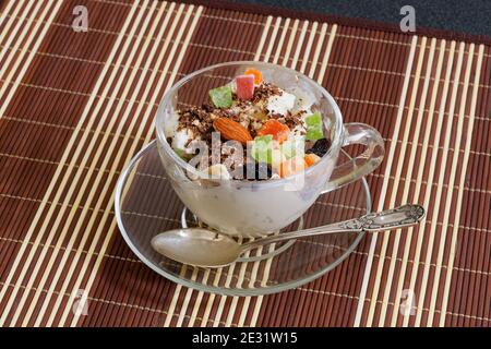 Eiscreme mit Rosinen, Schokolade und trockenen Früchten in einer Glasschale Stockfoto