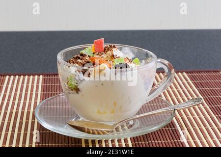 Eiscreme mit Rosinen, Schokolade und trockenen Früchten in einer Glasschale Stockfoto
