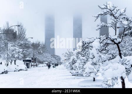 Ein Blick im Winter auf die Madrid vier Türme, Blick aus einem verschneiten Park. Stockfoto