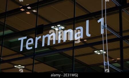 Schönefeld, Deutschland - 1. November 2020 - Beschriftung „Terminal 1“ am Passagierterminal 1 am Flughafen Berlin Brandenburg (Willy Brandt) Stockfoto