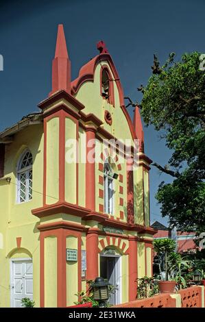 14-05-2009 Hell bemalte HEILIGE KREUZ KIRCHE erbaut im Jahr 1831 auf einem Hügel Station, Mahabaleshwar, Satara Bezirk Maharashtra, Indien Stockfoto