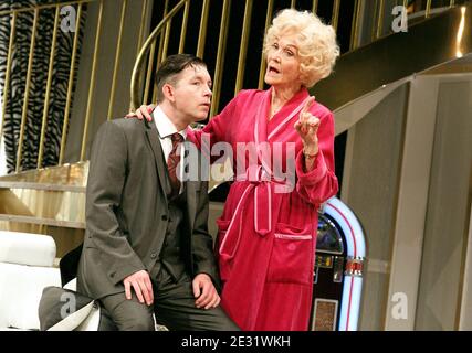 Lee Evans (Darnley Packer), Sheila Hancock (Emmie Packer) beim BELLEN IN ESSEX von Clive Exton im Wyndham's Theatre, London WC2 16/09/2013 Design: Simon Higlett Beleuchtung: James Farncombe Regie: Harry Burton Stockfoto