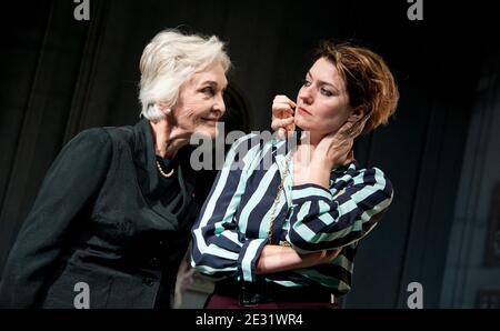 l-r: Sheila Hancock (Maitre Suzanne Blum), Anna Chancellor (Caroline Blackwood) in THE LAST OF THE DUCHESS von Nicholas Wright im Hampstead Theatre, London NW3 26/10/2011 Basierend auf dem Buch von Caroline Blackwood Design: Anthony ward Beleuchtung: Peter Mumford Regie: Richard Eyre Stockfoto