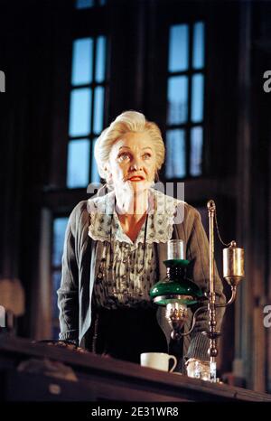 Sheila Hancock (Vassa) in VASSA von Maxim Gorky am Albery Theatre, London WC2 20/01/1999 eine Produktion der Almeida Theatre Company, adaptiert und inszeniert von Howard Davies Design: Robert Howell Beleuchtung: Mark Henderson Stockfoto