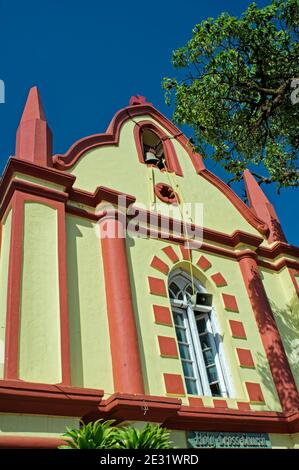 14-05-2009 Hell bemalte HEILIGE KREUZ KIRCHE erbaut im Jahr 1831 auf einem Hügel Station, Mahabaleshwar, Satara Bezirk Maharashtra, Indien Stockfoto