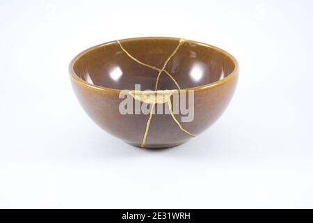 Japanische Kintsugi braune Schale mit Gold restauriert Stockfoto