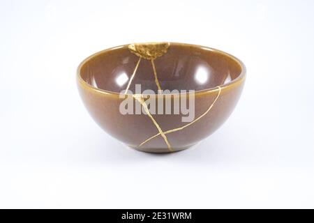 Japanische Kintsugi braune Schale mit Gold restauriert Stockfoto