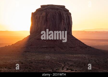 Die Merrick Butte Felsformation bei Sonnenaufgang im Monument Valley Navajo Tribal Park, der die Arizona und Utah State Line, USA, überspannt Stockfoto