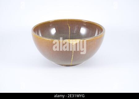 Japanische Kintsugi braune Schale mit Gold restauriert Stockfoto