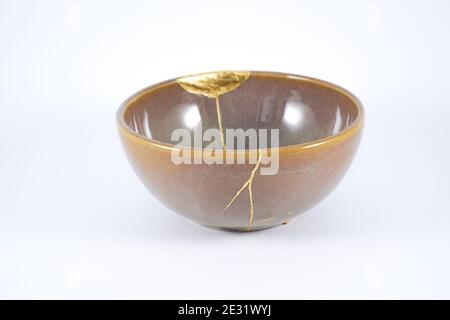 Japanische Kintsugi braune Schale mit Gold restauriert Stockfoto