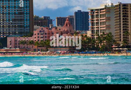 Waikiki Beach, , Oahu, Hawaii, USA - 5. September 2015: Weltfamouns Waikiki Beach ist die Heimat vieler Luxus-Resort-Hotels, einschließlich des 'Pink Palace Stockfoto