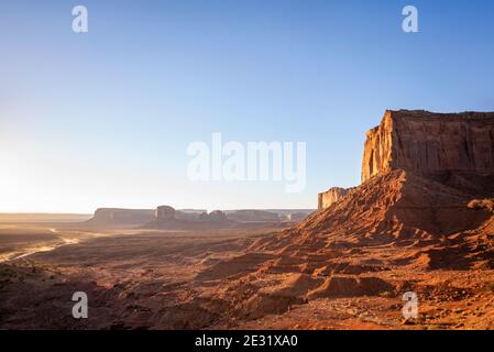 Sonnenaufgang über der Mitchell Mesa Felsformation im Monument Valley Navajo Tribal Park, Arizona und Utah, USA Stockfoto