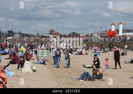 Scottish International Airshow 2017. Samstag, 2. September Low Green, Ayr, Ayrshire, Schottland, Großbritannien. Menschenmassen versammeln sich auf der Promenade, um die Luftaufnahme zu beobachten Stockfoto