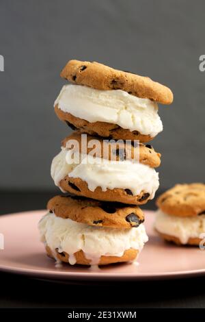 Hausgemachte Schokolade Chip Cookie Ice Cream Sandwich auf einem rosa Teller, Seitenansicht. Nahaufnahme. Stockfoto