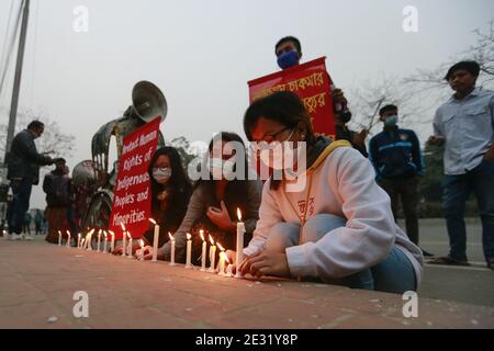 Fünf Menschen-, Frauen- und Minderheitenorganisationen forderten Gerechtigkeit wegen des Todes des indigenen Mädchens Lakingme Chakma aus Bangladesch und protestierten am 16. Januar 2021 vor dem Nationalparlament in Dhaka, Bangladesch. Im vergangenen Jahr wurde die 14-jährige Lakingme Chakma aus Teknaf entführt, zum Islam konvertiert, mit einem ihrer Entführer verheiratet und schließlich ermordet. Foto von Suvra Kanti das/ABACAPRESS.COM Stockfoto