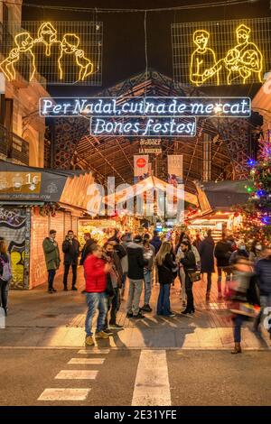 La Boqueria Lebensmittelmarkt Eingang geschmückt mit Weihnachtsschmuck, Barcelona, Katalonien, Spanien Stockfoto